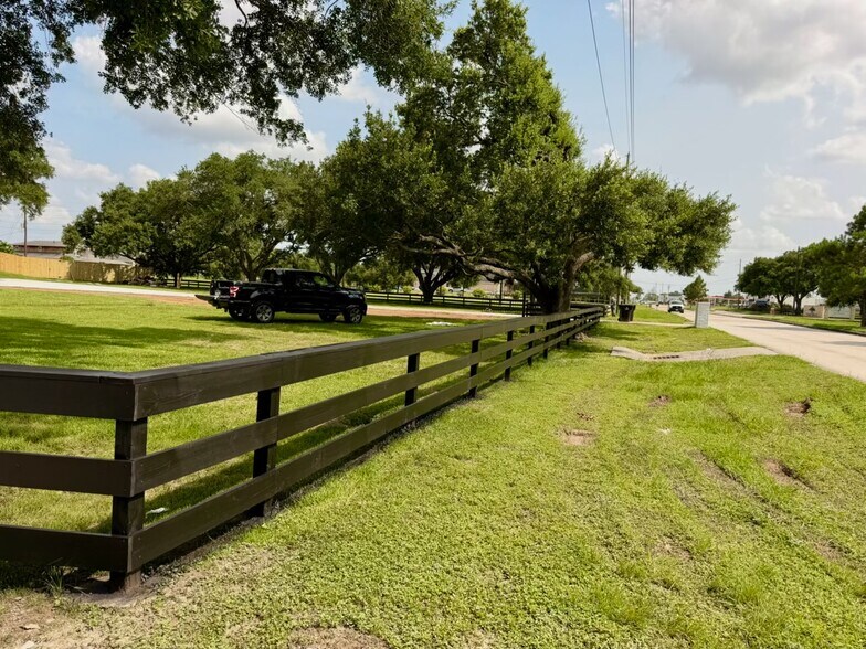 More Photos Of 16610 Mueschke Rd, Cypress Office Residential For Lease