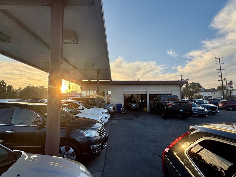 More Photos Of 15336 Vanowen St, Van Nuys Auto Dealership For Lease