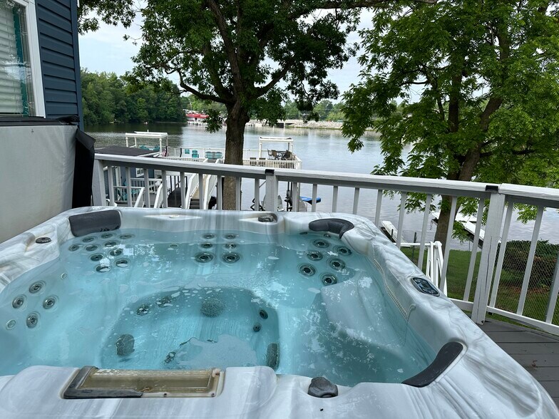 More Photos Of 5088 E Indiana Beach Rd, Monticello Hotel For Sale