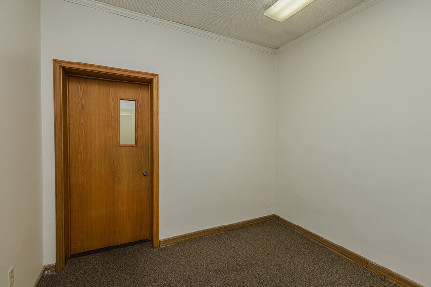 More Photos Of 724 N Main St, Newton Storefront For Sale