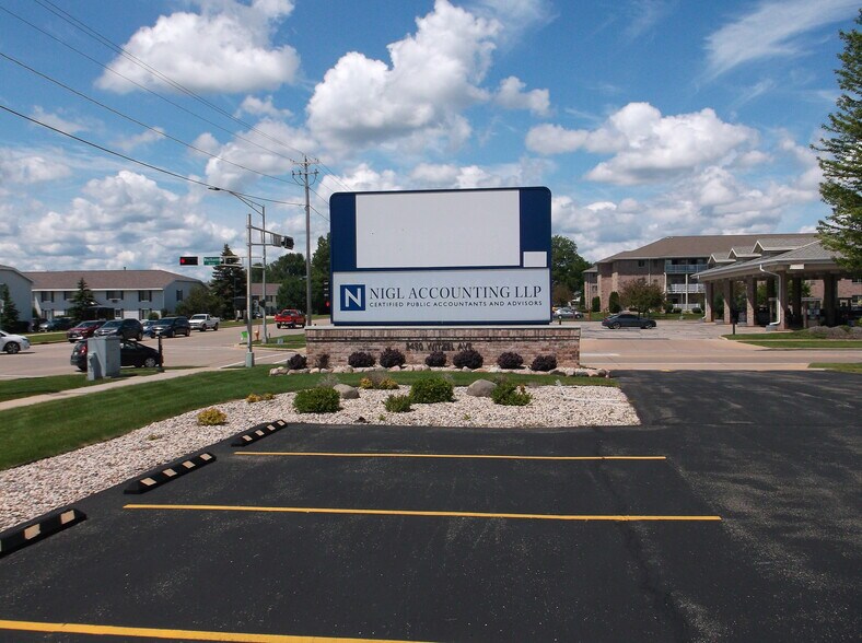 More Photos Of 2450 Witzel Ave, Oshkosh Office For Sale