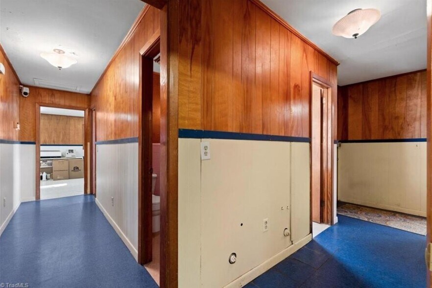 More Photos Of 1006 S Main St, Burlington Office For Sale