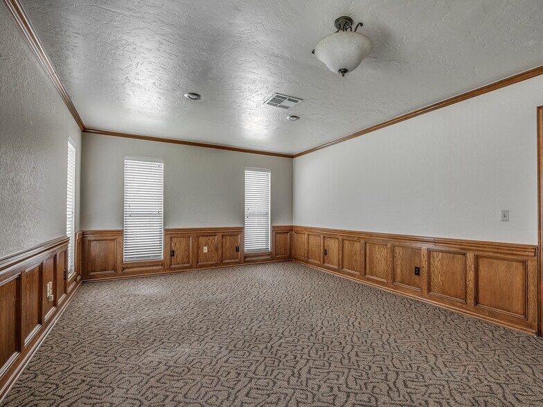 More Photos Of 525 Tower Dr, Moore Office For Lease