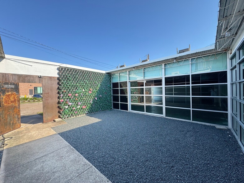 Primary Photo Of 1121 Delano St, Houston General Retail For Lease