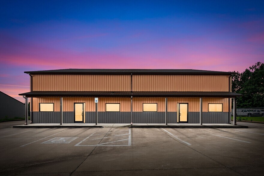 More Photos Of 219 Industrial Dr, Clarksville Warehouse For Lease