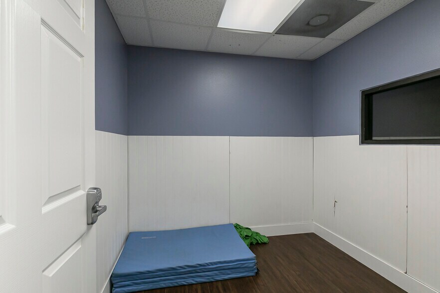 More Photos Of 500 W Daniels St, Ozark Office For Sale