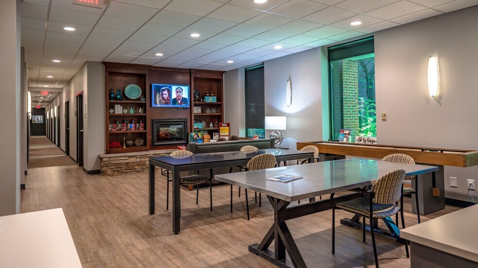 More Photos Of 9911 Shelbyville Rd, Louisville Office For Sale