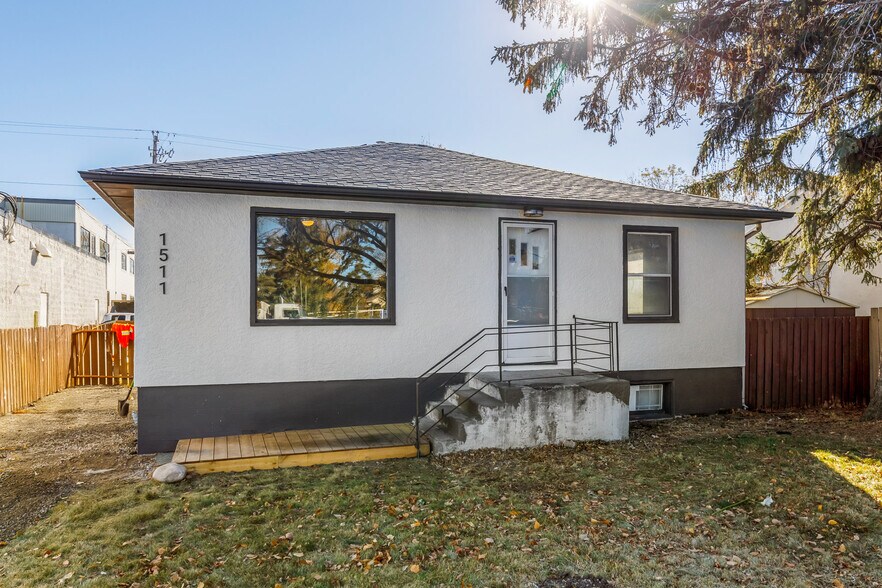 More Photos Of 1507 20 Av NW, Calgary Freestanding For Sale