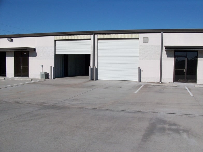 More Photos Of 6711 N Sam Houston Pky W, Houston Warehouse For Lease