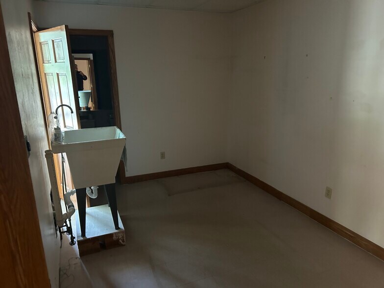 More Photos Of 308 Patrick Street Plz, Charleston Storefront For Lease