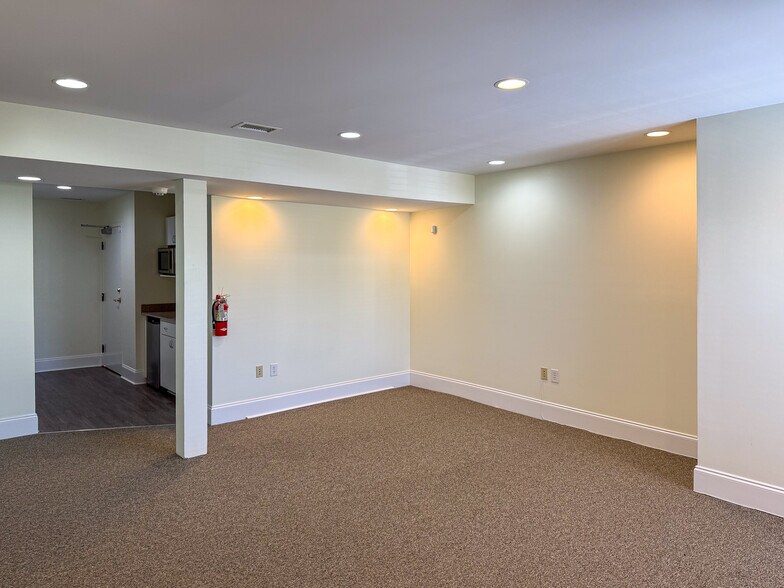 More Photos Of 11 Isabella St, Charleston Flex For Lease