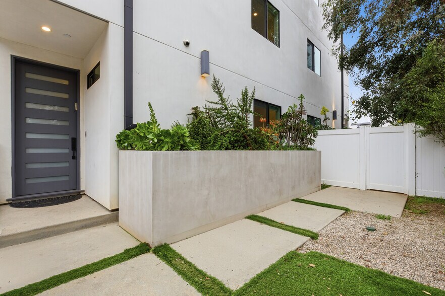 More Photos Of 13822 Oxnard St, Van Nuys Apartments For Sale