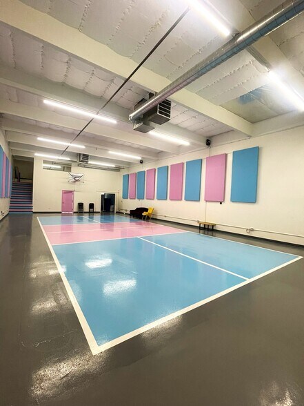 More Photos Of 17047 Ventura Blvd, Encino Freestanding For Sale