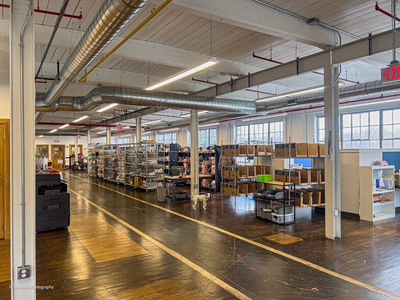 More Photos Of 63 Flansburg Ave, Dalton Flex For Sale