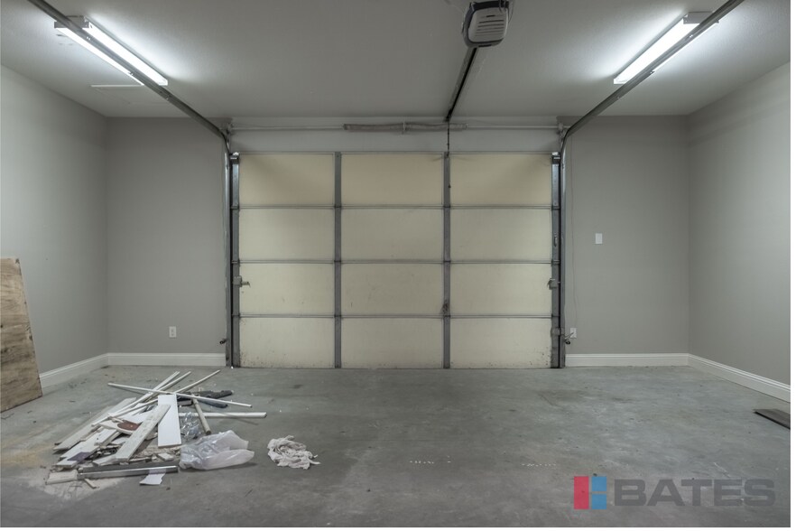 More Photos Of 198 Brothers Blvd, Red Oak Flex For Lease