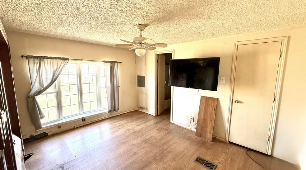 More Photos Of 1310 County 145 rd, Midland Flex For Sale