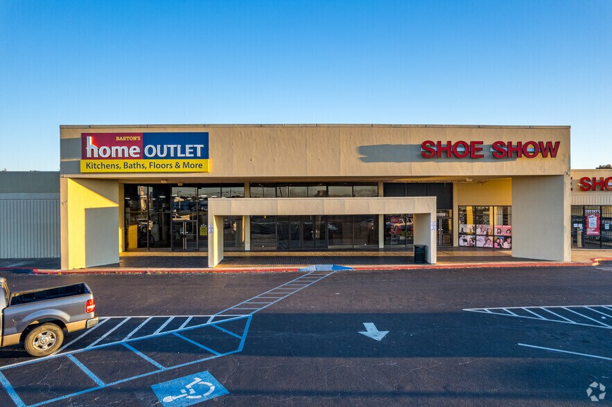 More Photos Of 1900-2020 Louisville Ave, Monroe General Retail For Lease