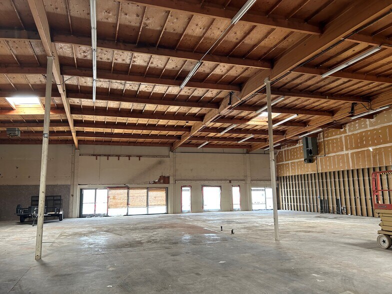 More Photos Of 18020-18030 Euclid St, Fountain Valley Showroom For Lease