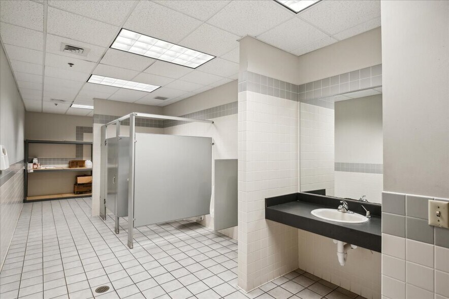 More Photos Of 119 White Oak Dr, Berlin Manufacturing For Sale
