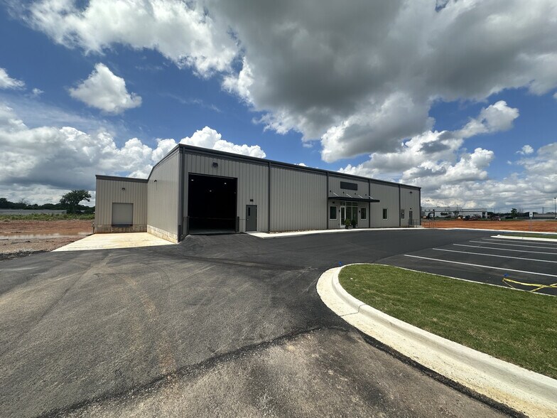 More Photos Of 771-787 SE Summit Dr, Decatur Unknown For Lease