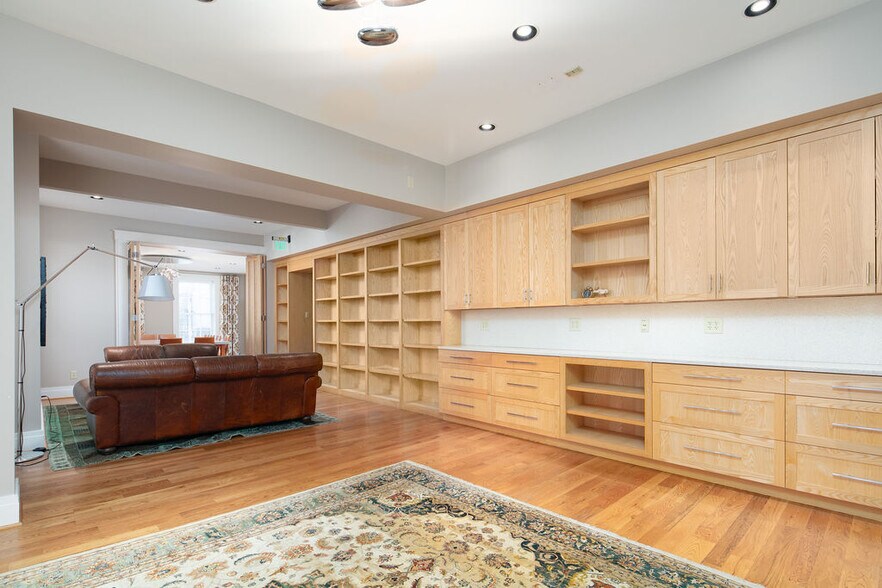 More Photos Of 146 E Third St, Lexington Office For Sale