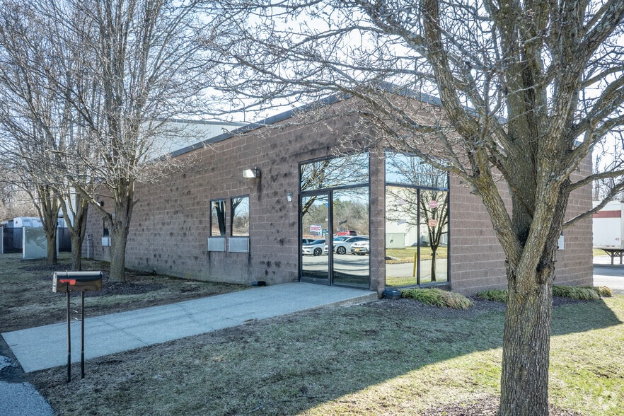 More Photos Of 98 Scobie Dr, Newburgh Distribution For Lease