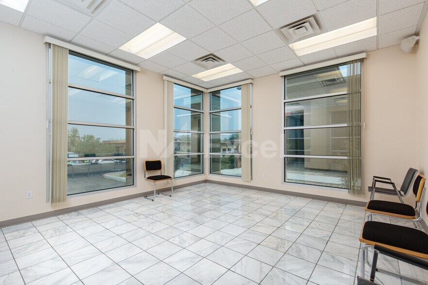 More Photos Of 1669 W Horizon Ridge Pky, Henderson Office For Sale
