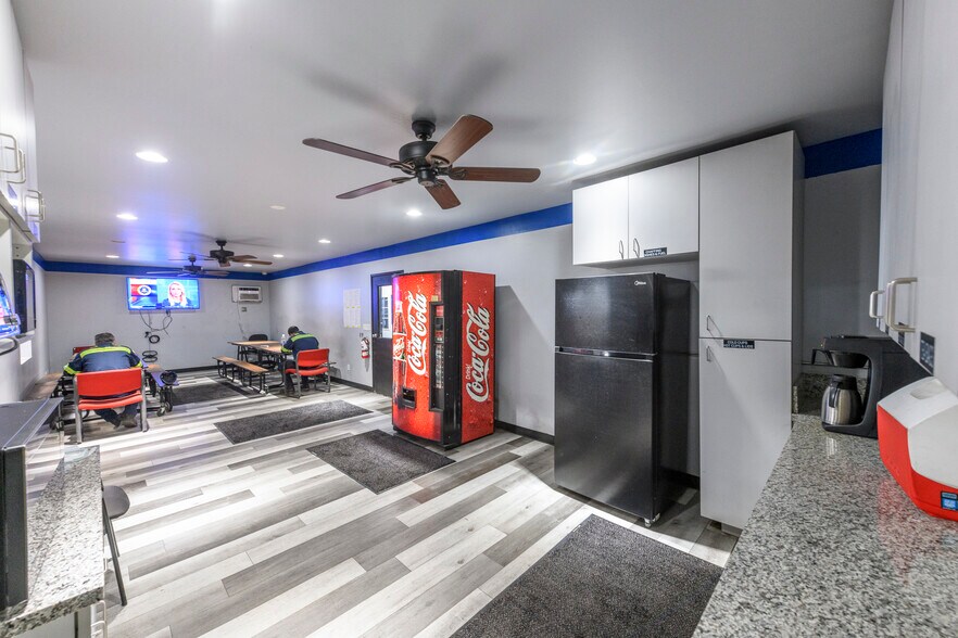 More Photos Of 10232-10234 Glenoaks Blvd, Pacoima Warehouse For Sale