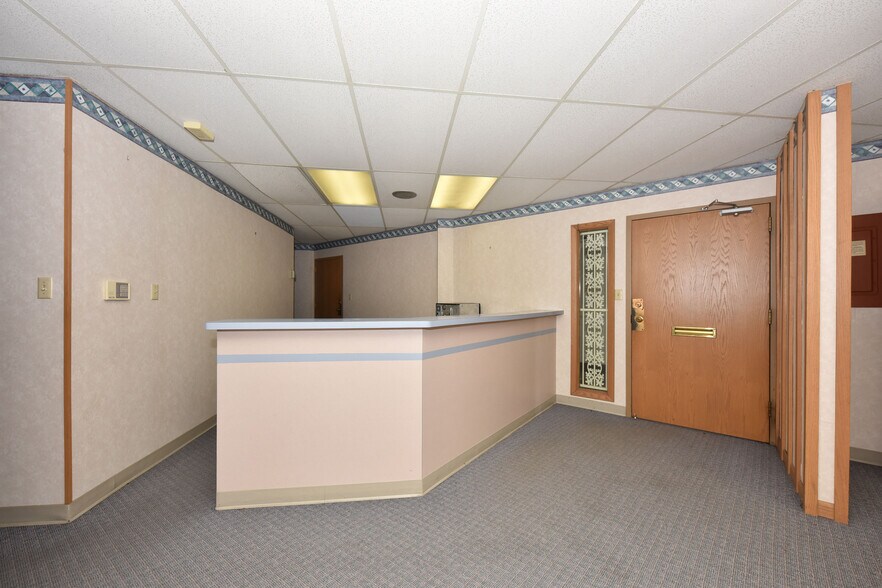 More Photos Of 7400 W Brown Deer Rd, Milwaukee Office For Sale