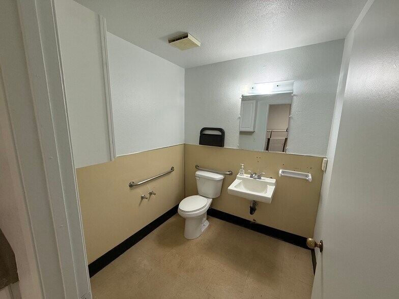 More Photos Of 301-345 W Main St, El Cajon Unknown For Lease