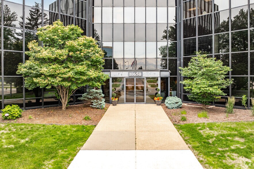 More Photos Of 10650 Red Circle Dr, Minnetonka Medical For Lease