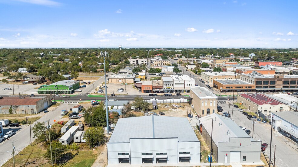 More Photos Of 202 W 1st St, Taylor Flex For Lease