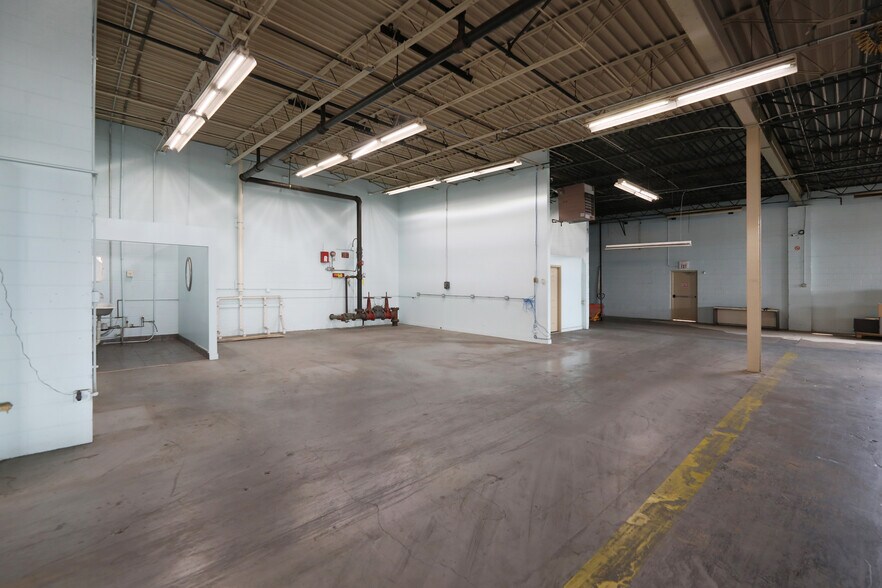 More Photos Of 820 Nicholas Blvd, Elk Grove Village Manufacturing For Lease
