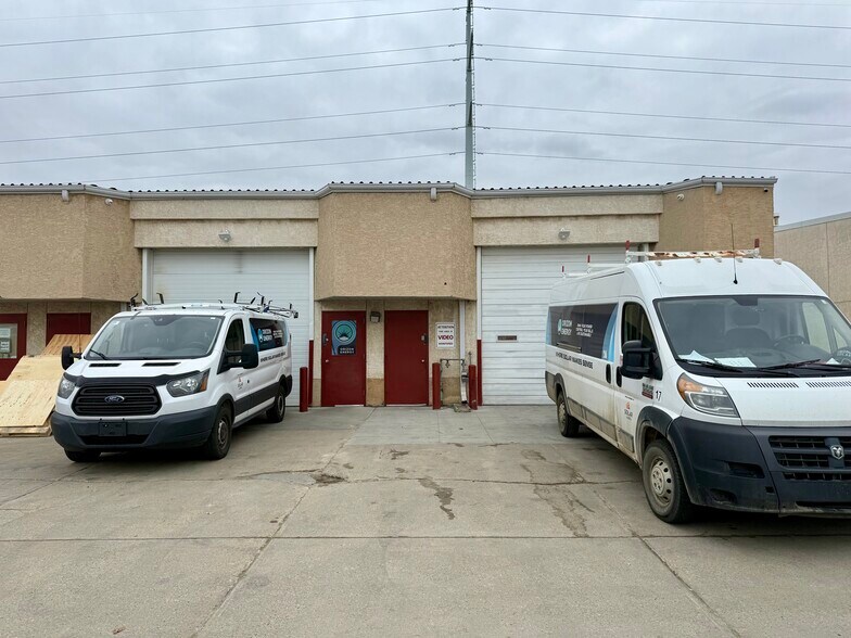 More Photos Of 4004 97th St NW, Edmonton Flex For Lease