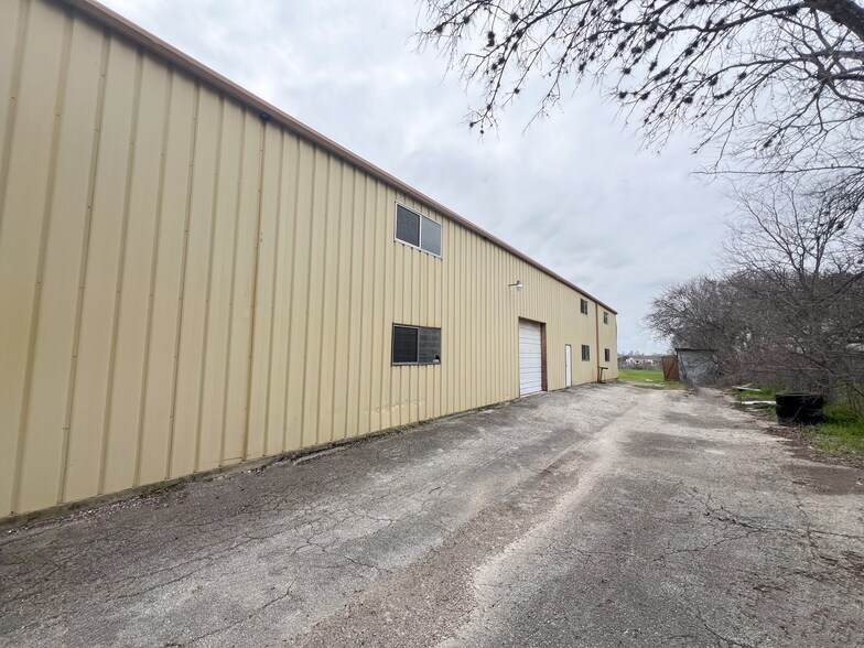 More Photos Of 925 Creekview Dr, San Antonio Manufacturing For Sale
