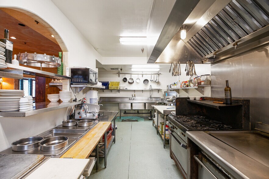 More Photos Of 504 N Cloverdale Blvd, Cloverdale General Retail For Sale