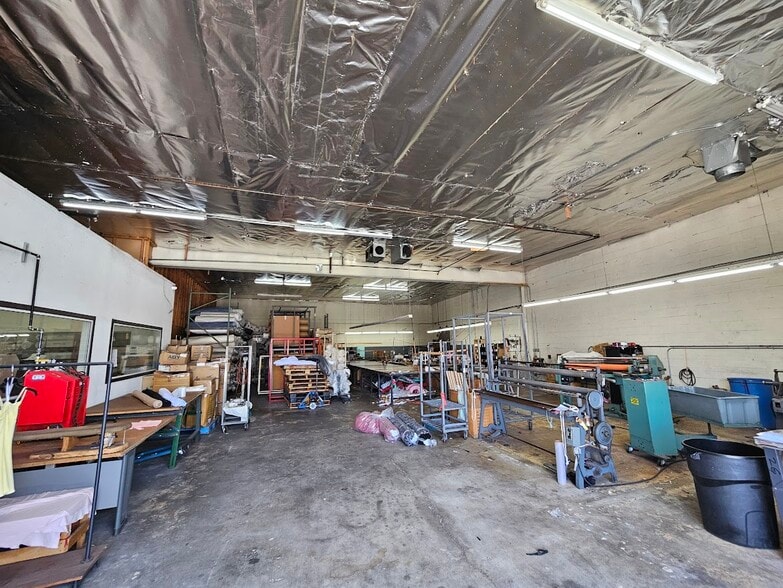 More Photos Of 1537 E Adams Blvd, Los Angeles Warehouse For Lease