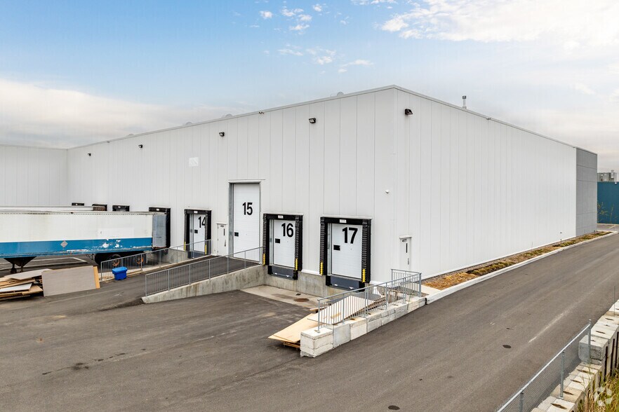 More Photos Of 4177-4233 Rue Marcel Lacasse, Boisbriand Industrial For Lease