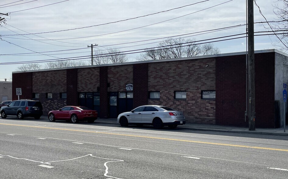 More Photos Of 651-655 W Hoffman Ave, Lindenhurst Manufacturing For Lease