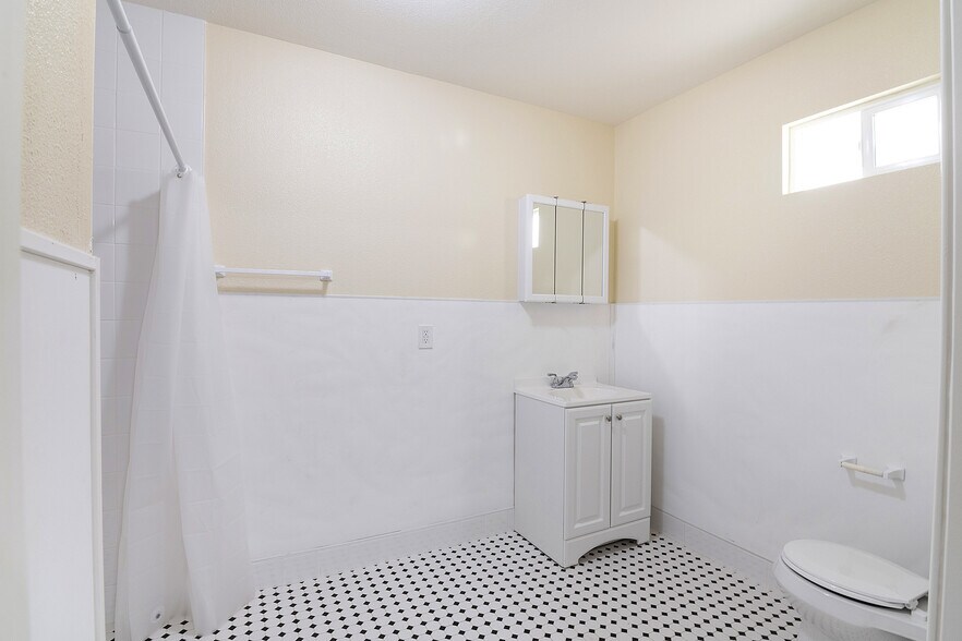 More Photos Of 1930 S Oxford Ave, Los Angeles Apartments For Sale