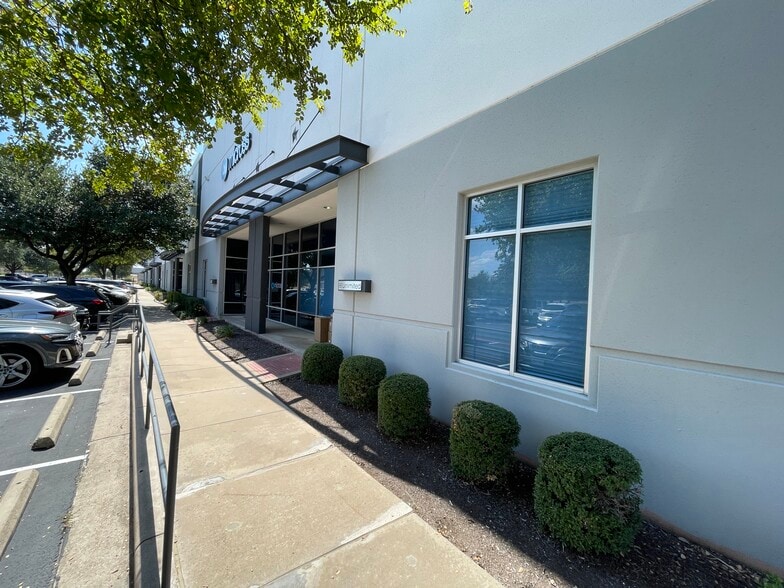 More Photos Of 33 Cypress Blvd, Round Rock Warehouse For Lease