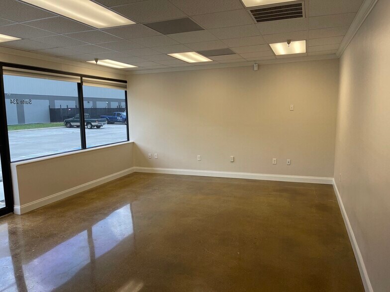 More Photos Of 4951 E Adamo Dr, Tampa Showroom For Lease