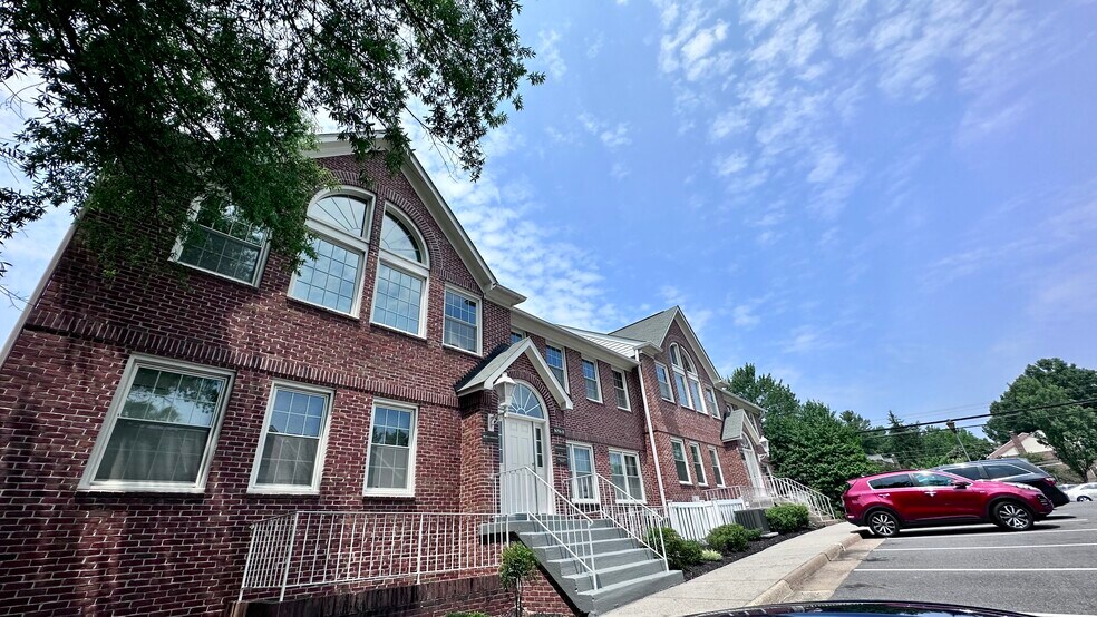 More Photos Of 9668-9683 Main St, Fairfax Medical For Lease