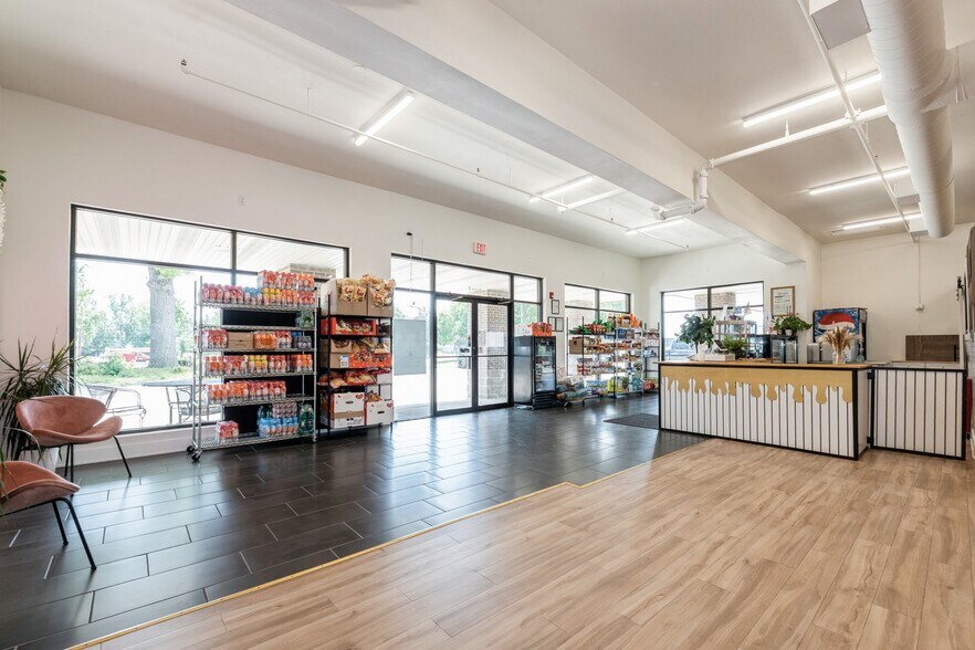 More Photos Of 5500 Merle Hay Rd, Johnston Storefront For Sale