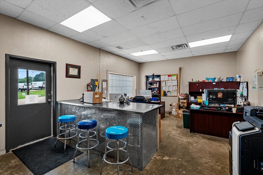 More Photos Of 5904 Financial Plz, Shreveport Industrial For Lease