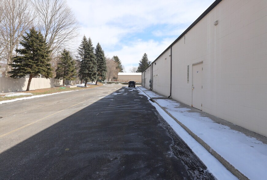 More Photos Of 1067-1095 E Bristol Rd, Burton Unknown For Lease