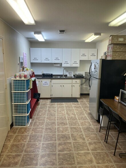 More Photos Of 1937 Deerbrook Dr, Tyler Warehouse For Lease