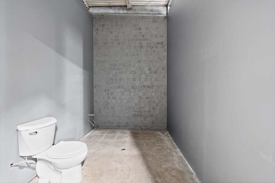 More Photos Of 2429 Ashford Cir, High Point Warehouse For Lease