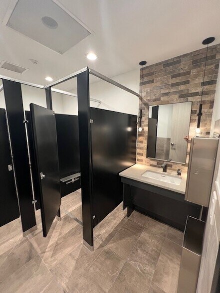 More Photos Of 2512 S Interstate 35 S, Austin Office For Lease