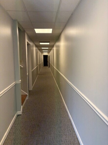 More Photos Of 102 W 7th St, Columbia Showroom For Lease